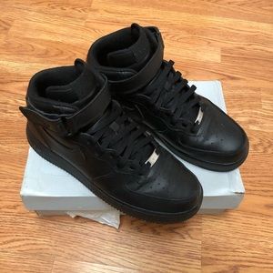 Air Force 1 black mid